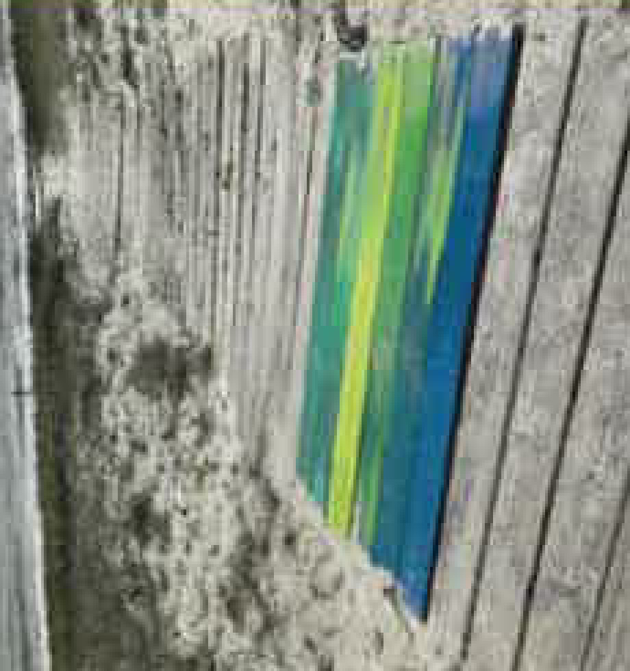 Banco Otaullo arcoiris en pasarela de playa
